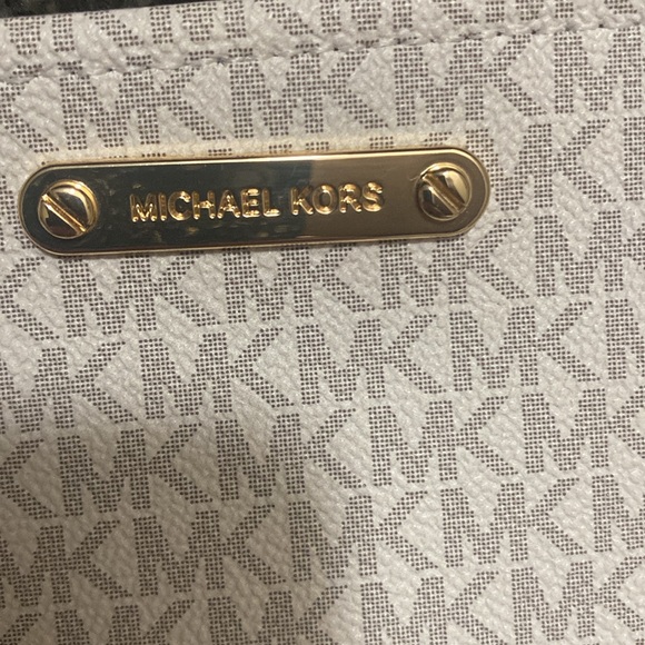 Final price drop!!!!Michael Kors fanny pack - Picture 2 of 3